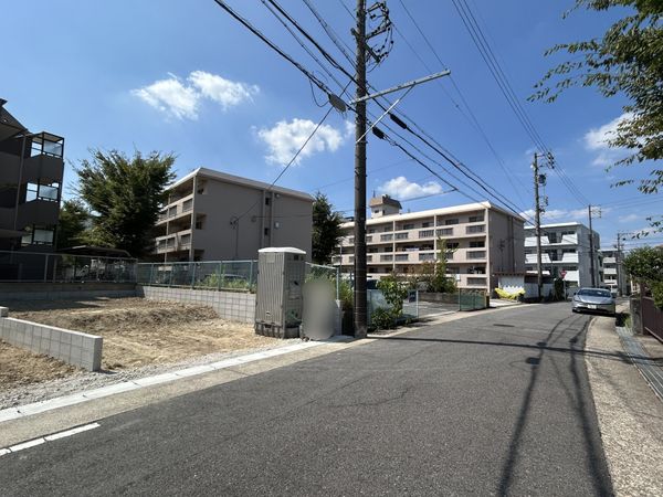 名東区社が丘3丁目 1号棟 前面道路含む外観