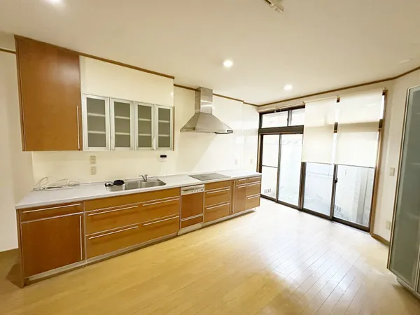 南向きの大きな窓から自然光が差し込むキッチン。広々とした作業スペースが特徴です。