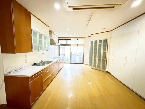 南向きの窓から光が差し込むキッチン。広々とした作業スペースと豊富な収納が特徴です。