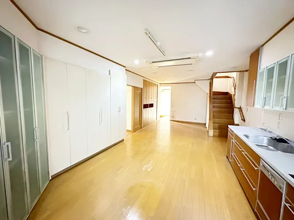 キッチンとリビングが一体となった空間。収納が多く、階段が隣接し動線も良好です。