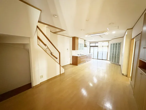 南向きのリビング・ダイニング。大きな窓から光が差し込み、開放的な空間です。