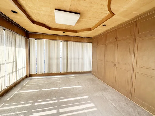 三面採光の洋室。大きな収納が備わり、明るい空間で多用途に使えます。