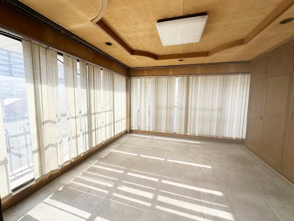 南面と西面に大きな窓があり、明るい日差しが差し込む角部屋です。広々とした空間で多様なレイアウトが可能です。