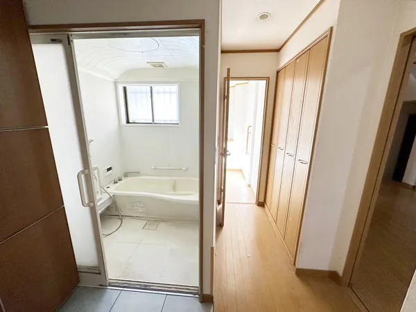 浴室には大きな窓があり、自然光がしっかり入る明るい空間です。