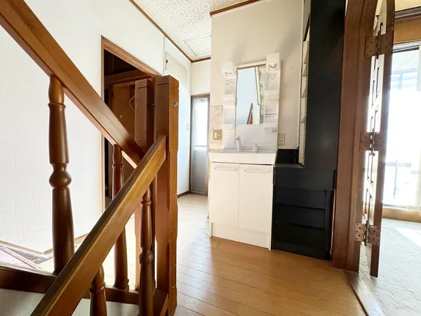 階段横に洗面台が設置されたスペース。廊下や玄関への動線が良く、明るい印象です。