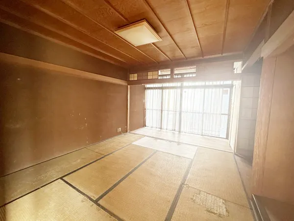 南向きの和室。大きな窓から自然光が入り、畳敷きで落ち着いた雰囲気です。