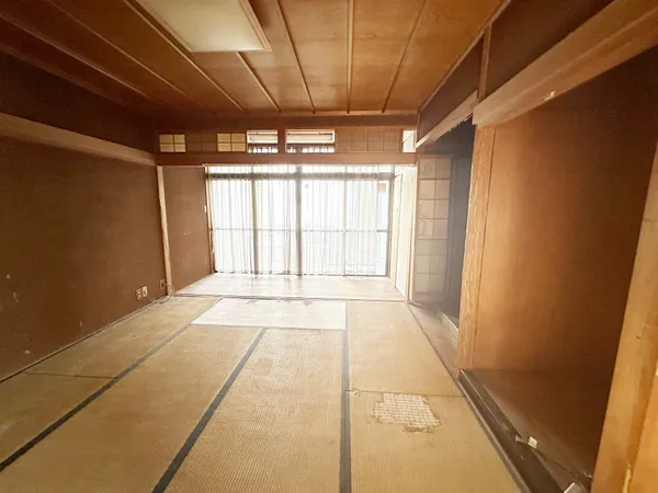 南向きの和室です。大きな窓から自然光が入り、畳敷きの落ち着いた空間が広がります。