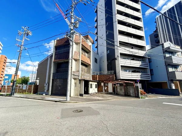 南西角地に立つ建物外観。前面道路は幅員が広く、日当たりや開放感を感じられる立地です。