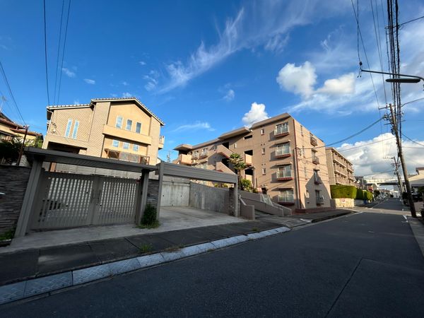 名東区望が丘 戸建 前面道路含む外観 名東区望が丘 戸建 前面道路含む外観