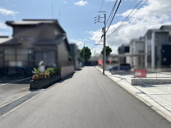 前面道路を含む外観