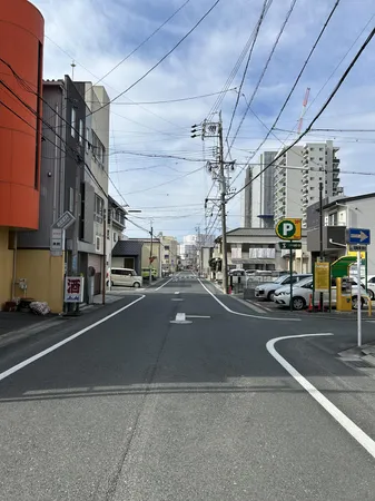【前面道路】食料品のお買い物に便利なサンヨネ魚町本店まで徒歩9分（680ｍ）。