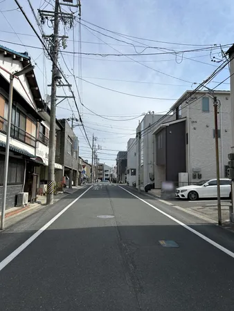 【前面道路】北側道路幅員約7.8ｍ、接道約6.2ｍ。駐車時も余裕のある広さです。