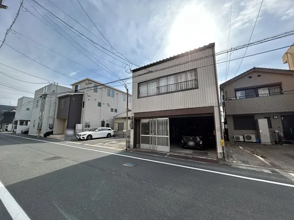 【前面道路含む外観】北側道路幅員約7.8ｍ、接道約6.2ｍ。駐車時も余裕のある広さです。