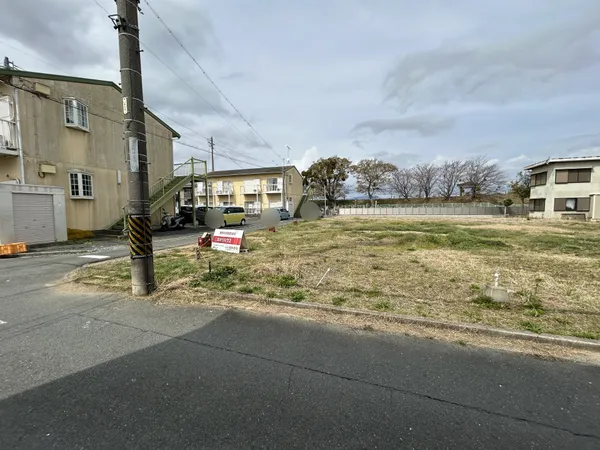 【現地写真】3区画あり。いずれも建築条件はありません。お好きなハウスメーカー・工務店でご検討可能。