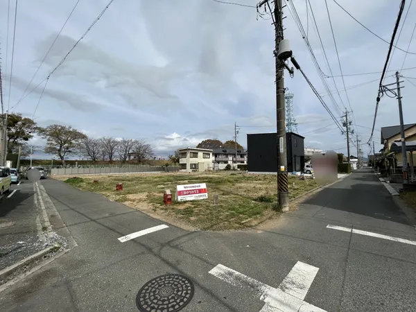 【前面道路】西側・南側が公道に接道しています。1区画は角地です。