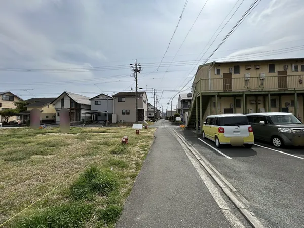 【前面道路】西側　約2.5ｍの公道に接道。接道間口は約18.5ｍ。