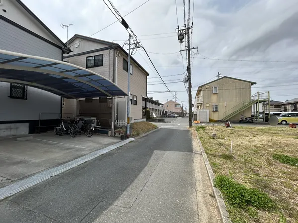 【前面道路】南側　約4.0ｍの公道に接道。接道間口は約7.7ｍ。