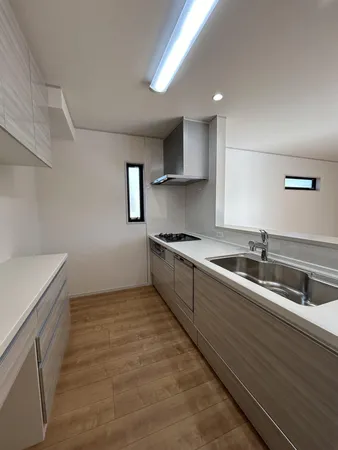 キッチンリビングの様子を見守りながら家事をすることができる、対面式キッチンが採用されています。