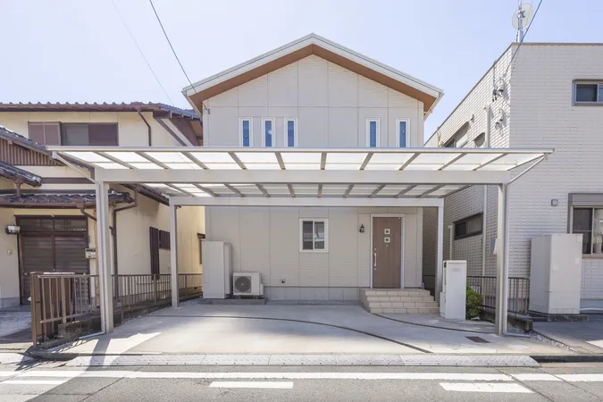 【外観写真】2018年築の軽量鉄骨造2階建て。間取は3LDK。