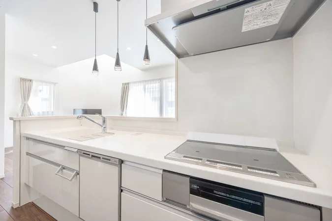 【キッチン】対面式のカウンタキッチンなので、リビングの様子も望めます。