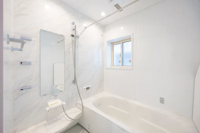 【浴室】浴室暖房換気乾燥機付きで、梅雨時のお洗濯にも便利です。