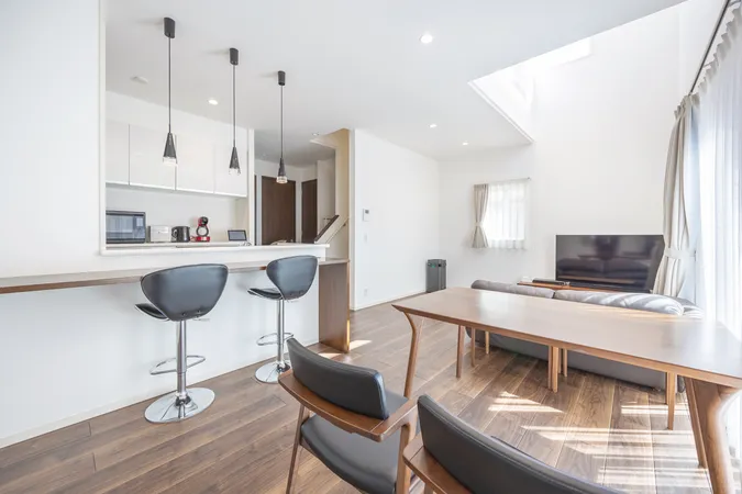 【リビング】対面式のカウンタキッチンなので、リビングの様子も望めます。