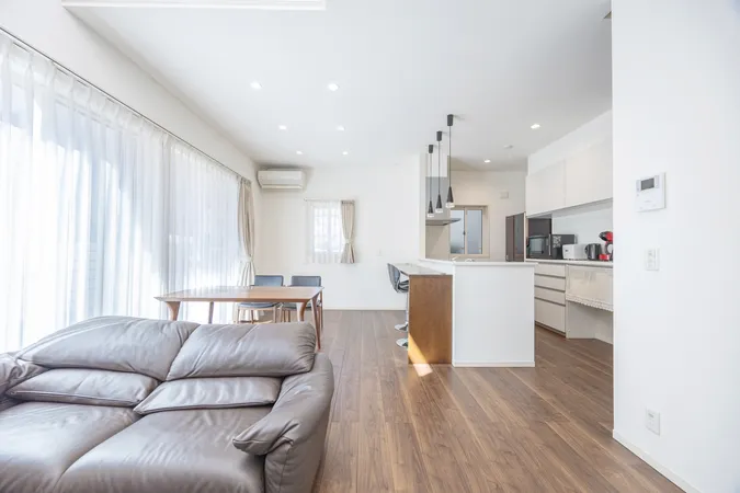 【リビング】対面式のカウンタキッチンなので、リビングの様子も望めます。