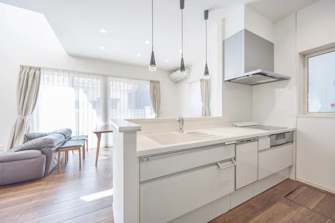 【リビング】対面式のカウンタキッチンなので、リビングの様子も望めます。