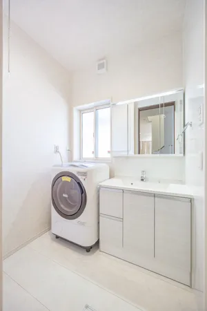 【洗面室】洗面台は三面鏡収納になっているので、小物の収納に便利です。