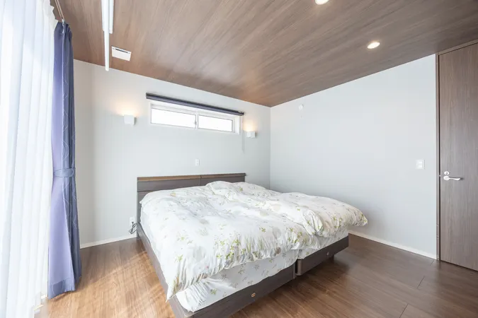 【2階洋室・南側】バルコニーに面している部屋。南側で日当たり良好。