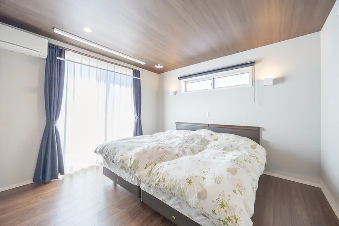 【2階洋室・南側】バルコニーに面している部屋。南側で日当たり良好。