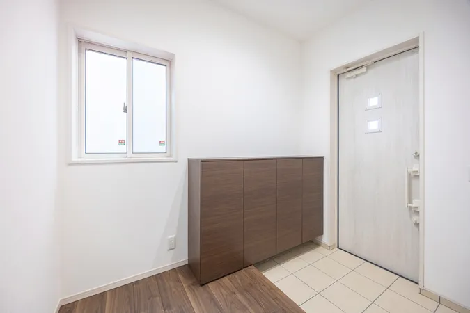 【玄関】下足入れの他に、玄関収納もあり、日常品・防災グッズの収納に便利です。