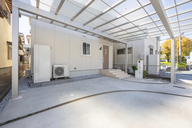 【駐車場】屋根付きの駐車場（3台分※車種による）。雨の日も濡れることなく乗降できます。