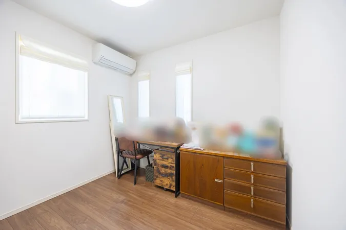 【2階洋室・北西側】2階に3部屋あり、子ども部屋・書斎など家族構成に合わせてに利用できます。