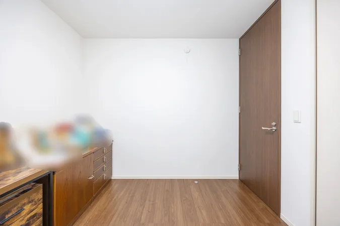 【2階洋室・北西側】2階に3部屋あり、子ども部屋・書斎など家族構成に合わせてに利用できます。