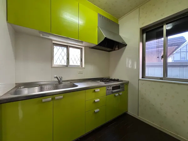 【キッチン】鮮やかなグリーンが映える独立型キッチン。収納豊富で調理スペースも広く、快適な家事をサポートします。