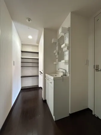 【2階洗面台】シンプルで清潔感のある洗面台。収納棚付きで使いやすく、階段近くの便利な配置が日常を快適にします。