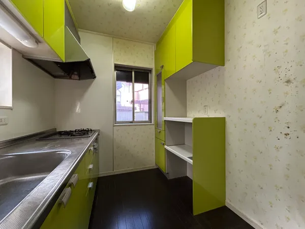 【キッチン】鮮やかなグリーンが映える独立型キッチン。収納豊富で調理スペースも広く、快適な家事をサポートします。