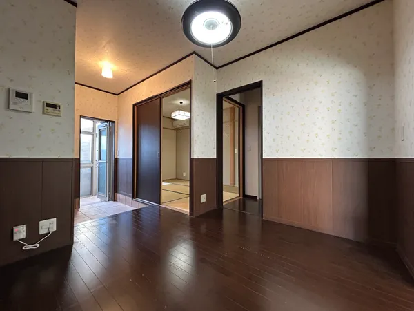 【リビングダイニング】落ち着いた色調のリビングダイニング。隣接する和室とつながり、家族の団らんに適した空間です。