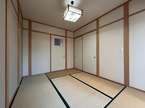 【1階和室】襖と畳が織りなす伝統美あふれる和室。木の温もりに包まれ、心落ち着く癒しの空間でゆったり過ごせます。