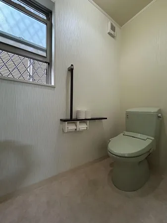 【1階】窓付きで明るいトイレ。手洗いカウンターと棚を備え、使いやすさと清潔感を兼ね備えた快適な空間です。