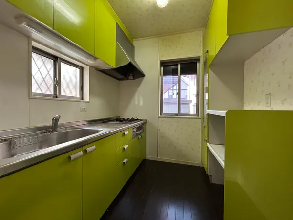 【キッチン】鮮やかなグリーンが映える独立型キッチン。収納豊富で調理スペースも広く、快適な家事をサポートします。