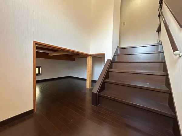 【中2階収納】階段横の中2階スペースは趣味や収納に利用可能。コンパクトながら窓付きで明るく、使い勝手の良い空間です。