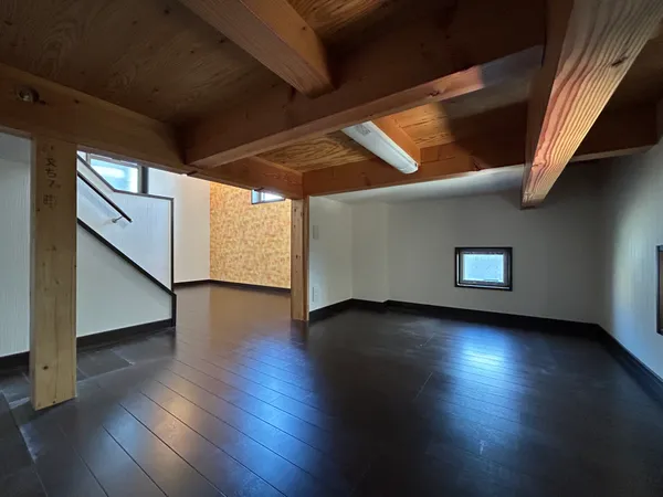 【中2階収納】階段横の中2階スペースは趣味や収納に利用可能。コンパクトながら窓付きで明るく、使い勝手の良い空間です。