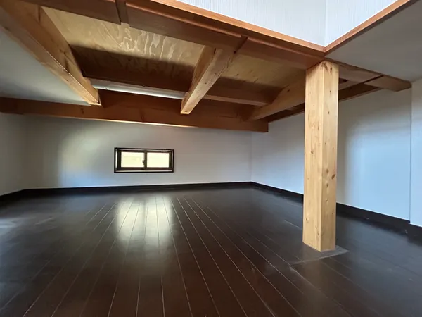 【中2階収納】階段横の中2階スペースは趣味や収納に利用可能。コンパクトながら窓付きで明るく、使い勝手の良い空間です。