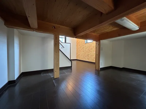 【中2階収納】階段横の中2階スペースは趣味や収納に利用可能。コンパクトながら窓付きで明るく、使い勝手の良い空間です。