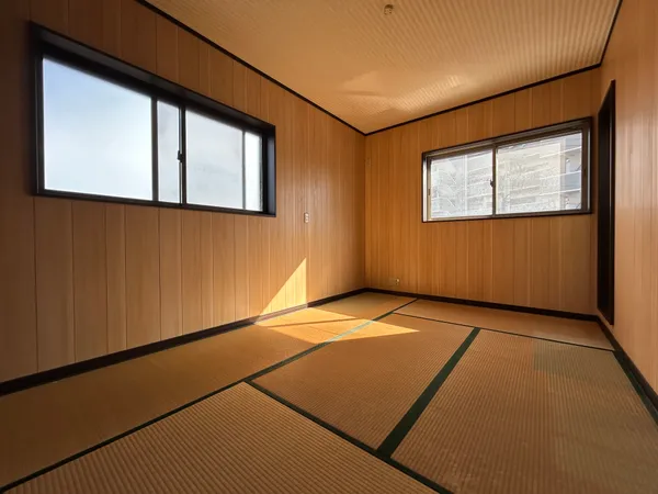 【2階和室】木目調の壁と畳が調和する落ち着きの和室。大容量収納を備え、明るい窓から光が差し込み、バルコニーへも出られます。