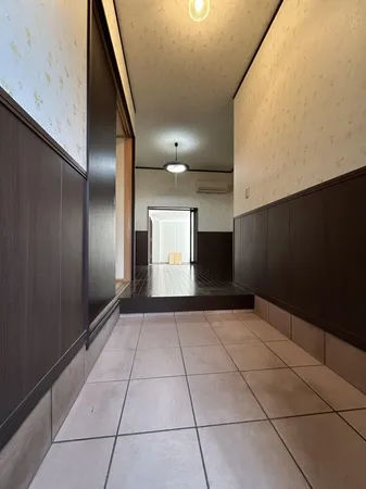 【土間】広広々としたタイル敷きの土間空間。木目調の壁が落ち着きを演出し、テラスへと続く開放的なスペースで多用途に活用できます。