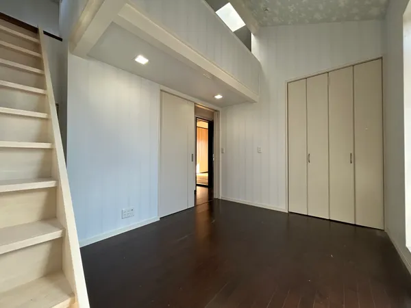 【洋室 約6.0帖】大きな窓から光が差し込む明るい空間。階段下を活用したすっきり設計で、開放感と機能性を兼ね備えています。