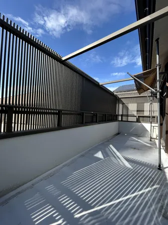 【バルコニー】縦格子の目隠しでプライバシーを確保した広々バルコニー。陽当たり良好で洗濯やくつろぎスペースに適しています。